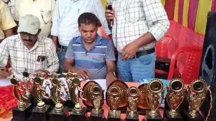 मनिहारी: मनिहारी में प्रखंड स्तरीय "मशाल "खेल कूद प्रतियोगिता सम्पन्न, विजेता खिलाड़ियों एवं टिम को किया गया पुरस्कृत।