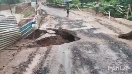 पारशिवनी: माहुली मनसर मार्गावर सड़क ची पाधण रोड चा कच्चा पुलीया वाहुन गेली !आवागमन ठप्प .