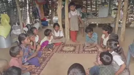 નસવાડી: દુગ્ધા અને કડૂલી મહુડી સહિતના ગામોમાં આંગણવાડીના મકાનો ના હોય બાળકોને ઝુપડામાં બેસાડવામાં આવે છે. #JANSAMASYA