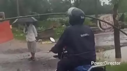 उमरेठ: उफान पर नदी-नाले, पुल पर आवागमन रोका, बेरिकेड्स के बाद भी लोग नहीं मान रहे