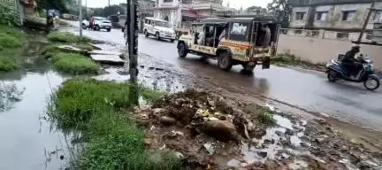 हज़ारीबाग: हज़ारीबाग में झुलसे मरीजों से मिले कांग्रेस नेता मुन्ना सिंह, सड़क की बदहाली पर जताई चिंता