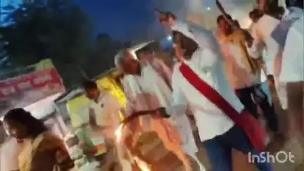 मखदुमपुर: बिहार बंद की सफलता को लेकर मखदुमपुर में राजद कार्यकर्ताओं ने निकाला मशाल जुलूस