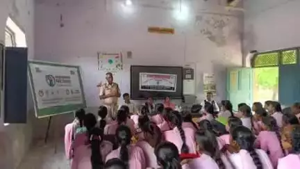 पलवल: राजकीय कन्या वरिष्ठ माध्यमिक विद्यालय औरंगाबाद में लगा जागरूकता शिविर, यातायात नियमों की दी जानकारी