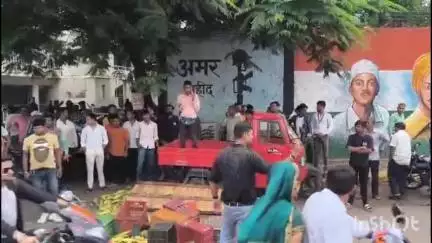धार: धार में टीवीएस शोरूम के पास चालान काटने पर हुआ हंगामा