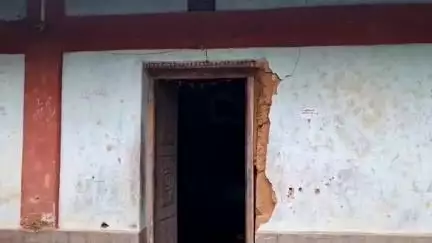 সাব্রুম: খনিজ সম্পদ আছে কিনা পরীক্ষা করার জন্য বাঙালি বস্তিতে ডিনামাইট বিস্ফোরণের ফলে একাধিক বাড়ির দেওয়ালে ফাটল  #jansamasya