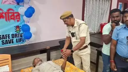 সিউড়ি ১: সিউড়ির পুলিশ লাইনে ট্র্যাফিক পুলিশের তরফে রক্তদান শিবিরের আয়োজন, উপস্থিত পুলিশ সুপার সহ অন্যরা