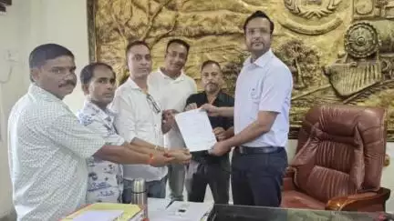 হাইলাকান্দি: লালা রেলষ্টেশনে এক্সপ্রেস ট্রেন থামার দাবিতে বদরপুরে এরিয়া ম্যানেজারের কাছে স্মারকপত্র প্রদান করেনBJP-র লালা মন্ডল