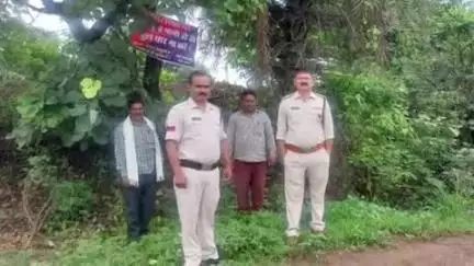 रायसेन: दीवानगंज चौकी पुलिस ने बारिश में नदी न पार करने के लिए बैनर लगाकर लोगों को दी चेतावनी