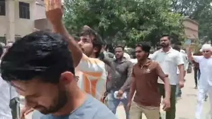 कैराना: फरीदाबाद के अनंगपुर गांव में मकानों को तोड़ने से खफा गुर्जर समाज के लोगों ने कैराना में निकाला विरोध मार्च, सौंपा ज्ञापन