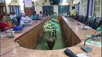 নবদ্বীপ: রজত জয়ন্তী বর্ষ বইমেলাকে আকর্ষণীয় করতে নবদ্বীপ পৌর ভবনে এক প্রস্তুতি সভার আয়োজন শ্রীচৈতন্য বইমেলা সমিতির