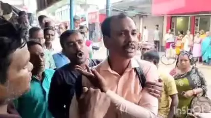 বাগদা: বাগদা নতুন বাজারে  গ্রাহক সেবা কেন্দ্র চালানোর নাম করে কোটি টাকা আত্মসাতের অভিযোগ দম্পতির বিরুদ্ধে, বিক্ষোভ গ্রাহকদের