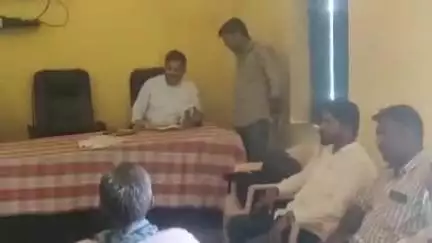 रामपुर बघेलान: रेल लाइन दोहरीकरण कार्य से प्रभावित किसानों को मिलेगा ₹5 लाख का मुआवजा, ग्राम खारी में कैंप लगाकर लिए गए दस्तावेज