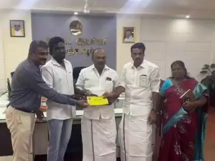 தஞ்சாவூர்: இடித்தாக்கி உயிரிழந்தவருக்கு 4 லட்சத்திற்கான காசோலை கலெக்டர் அலுவலகத்தில் வழங்கப்பட்டது