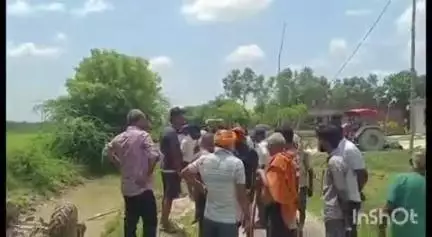 कुंडा: महेशगंज के खेमकरन गांव के किसान की ट्रैक्टर पलटने से हुई मौत, मचा कोहराम