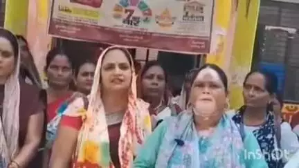 गोला गोकरणनाथ: बांकेगंज सीएचसी में अधीक्षक के अभद्र व्यवहार और वेतन कटौती के खिलाफ आशाओं ने खोला मोर्चा, नारेबाजी कर किया प्रदर्शन
