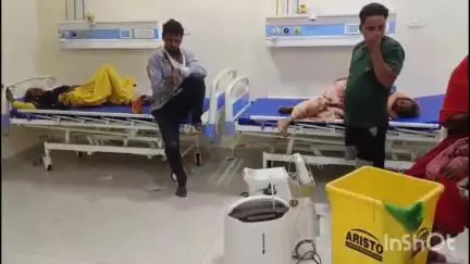 तिसरी: टेंपो पलटने से आधा दर्जन लोग घायल, 2 को किया गया रेफर