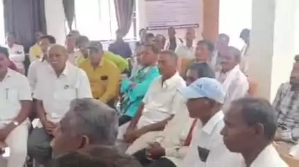 सहसपुर लोहारा: मृत मवेशियों के उचित निस्तारण को लेकर लोहारा थाना में सरपंच और कोटवारों की पुलिस ने ली बैठक, पुलिस ने दिखाई सख्ती