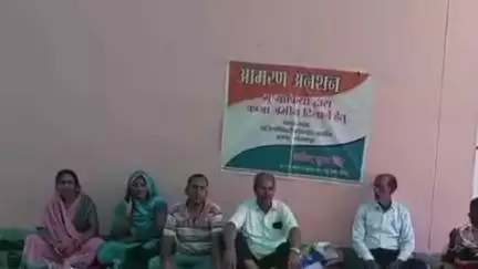 बांसगांव: भू माफियाओं के आतंक से परेशान करवल मझगाँवा गाँव के पीड़ित दंपति ने बाँसगाँव तहसील परिसर में धरना दिया