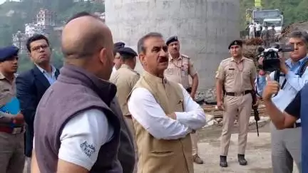 शिमला शहरी: CM सुखविंदर सिंह सुक्खू ने फोरलेन निर्माण से प्रभावित क्षेत्रों का किया दौरा, कहा-प्रभावितों को मुआवजा दें NHAI