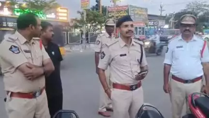 బందరులో మైనర్ డ్రైవింగ్ పై స్పెషల్ డ్రైవ్ నిర్వహించిన డీఎస్పీ సీహెచ్ రాజా, సీఐ అబ్దుల్ నబీ