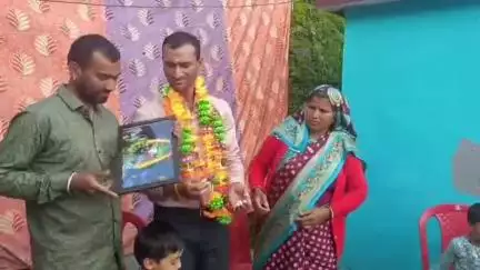 चमोली: विश्व की तीसरी सबसे ऊंची चोटी कचनजंगा आरोहण करने के बाद गांव पहुंचे नायब सूबेदार सतीश सिंह का ग्रामीणों ने किया स्वागत