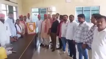 ज्ञानपुर: समाजवादी पार्टी जिला कार्यालय में व्यापार सभा की मासिक बैठक हुई संपन्न