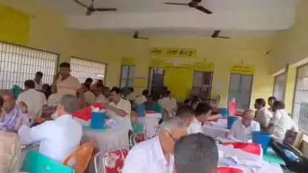 गोगरी: मदारपुर में मुखिया पद के लिए बुधवार को होगा उपचुनाव, मतदान केंद्रों पर भेजे गए मतदान कर्मी