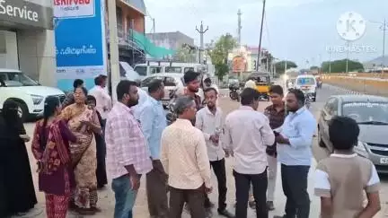 வாணியம்பாடி: புதூரில் கார் ஷோரூமிலிருந்து வெளியேறும் இரசாயன கழிவுகளால் மூச்சுதிணறல் ஏற்படுவதாக கூறி ஷோரூமை முற்றுக்கையிட்ட பொதுமக்கள்