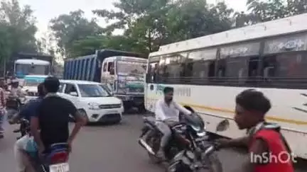 बालूमाथ: बालूमाथ वन विभाग कार्यालय के पास हाईवा ने यात्रियों से भरी बस को मारी टक्कर, कोई हताहत नहीं