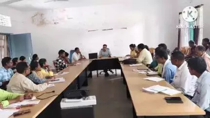 घाघरा: घाघरा प्रखंड कार्यालय में बीडीओ ने कर्मियों के साथ की बैठक
