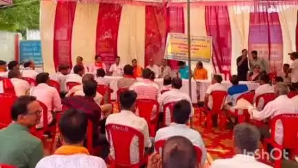 करेरा: कृषि मंडी प्रांगण में विधायक ने कृषकों को मुफ्त उड़द बीज किट व कीटनाशक स्प्रे मशीनें वितरित कीं