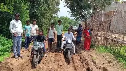 प्रतापपुर: भुसिया गांव में सड़क हुआ कीचड़ में तब्दील, ग्रामीणों को हो रही है परेशानी #jansamasya