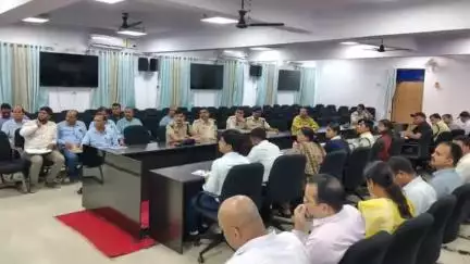 मोतिहारी: समाहरणालय स्थित डॉ. राजेंद्र प्रसाद सभागार में प्रधानमंत्री के आगमन को लेकर उच्च स्तरीय समीक्षा बैठक की गई