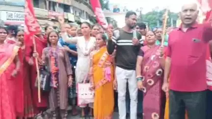 कांके: रांची के अल्बर्ट एक्का चौक पर देशव्यापी हड़ताल से पहले मजदूरों और किसानों ने निकाला मशाल जुलूस