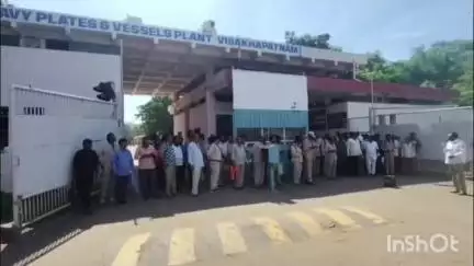 గాజువాక: ఈనెల 9వ తేదీన దేశ వ్యాప్త సమ్మె విజయవంతం చేయాలని బీహెచ్ఈఎల్ వద్ద అఖిలపక్ష  కార్మిక సంఘాల ఆధ్వర్యంలో నిరసన ధర్నా