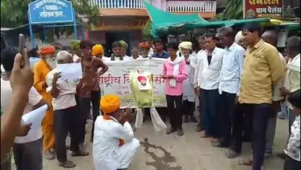गंगधार: आवर में राष्ट्रीय किसान संगठन के तत्वावधान में प्रभारी मंत्री का पुतला फूंका गया
