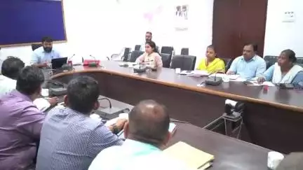 जशपुर: निर्माण में देरी पर कलेक्टर रोहित व्यास ने सख्ती दिखाई, कार्रवाई के निर्देश दिए