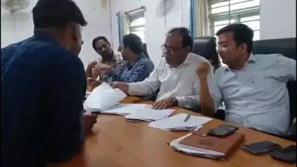 डोभी: प्रखंड मुख्यालय डोभी में मतदाता पुनरीक्षण कार्य को लेकर शेरघाटी एसडीओ ने की समीक्षा बैठक