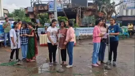 আউশগ্রাম ১: দুর্ঘটনা এড়াতে গুসকরা বাসস্ট্যান্ড এলাকায় পথ নাটিকার মাধ্যমে মানুষকে সতর্ক করল কচিকাঁচারা, উপস্থিত পুরপ্রধান