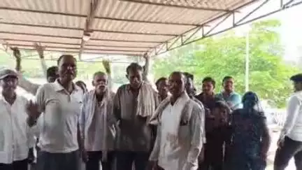 निवाड़ी: ग्राम पंचायत झींगोरा के ग्रामीणों ने सड़क की मांग के लिए कलेक्टर कार्यालय में दिया ज्ञापन