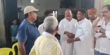 फतुहा: फतुहा पहुंचे स्थानीय विधायक डॉ रामानंद यादव, मतदाता वेरिफिकेशन के विरोध में बंद को सफल बनाने की अपील की