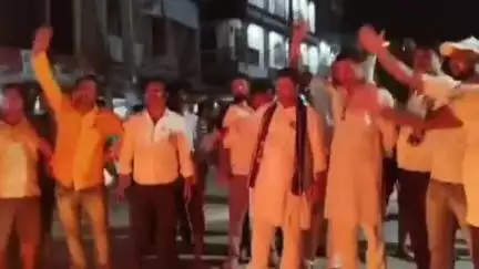 बैरगनियां: चुनाव आयोग की मनमानी के खिलाफ इंडिया गठबंधन का बिहार बंद, बैरगनिया में मशाल जुलूस निकाला गया