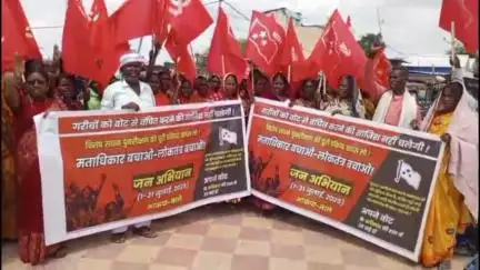 डोभी: माले कार्यकर्ताओं ने वोटर लिस्ट पुनरीक्षण कार्य वापस लेने के लिए डोभी बाजार में निकाला प्रतिरोध मार्च