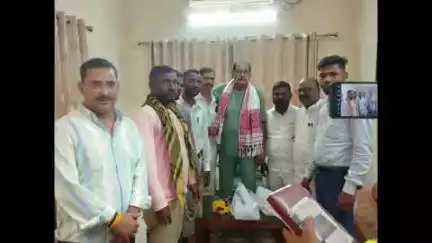 पाटन: राजहरा पंचायत के मुखिया समेत राजहरा गांव के लोग झारखंड के वित्त मंत्री राधा कृष्ण किशोर से मिले