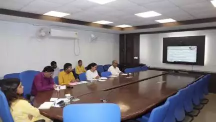 शाजापुर: प्रमुख सचिव ने कलेक्टर्स व भू अभिलेख अधिकारियों के साथ वीडियो कांफ्रेंसिंग से बैठक की, कलेक्टर शाजापुर भी जुड़ीं