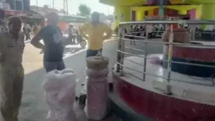 खलीलाबाद: मेंहदावल बाईपास गोल चक्कर पर शहर को खूबसूरत बनाने हेतु लगाया गया अशोक स्तंभ, ट्रैफिक पोस्ट हटाकर किया गया कार्य