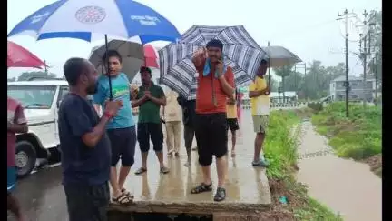 বিলোনিয়া: বিলোনিয়া পৌরসভার ১৩নং ওয়ার্ডের স্থানীয় জনগণের অতি বৃষ্টির কারণে বাড়ীঘরে জলমগ্ন