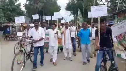 बेलागंज: बेलागंज बाजार में जदयू पार्टी ने मतदाता जागरूकता के लिए साइकिल रैली निकाली