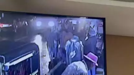 മാനന്തവാടി: വള്ളിയൂർക്കാവ് ജങ്ഷനിൽ വ്യാപാരിയെ ക്രൂരമായി മർദ്ദിക്കുന്നതിന്റെ സി.സി.ടി.വി ദൃശ്യം പുറത്ത്