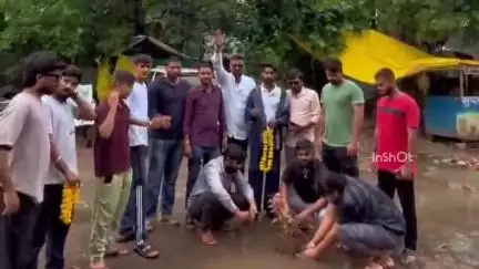नर्मदापुरम: गड्ढों में पौधे रोपकर श्री समर्पण संस्था ने अधिकारियों को जगाने का किया प्रयास